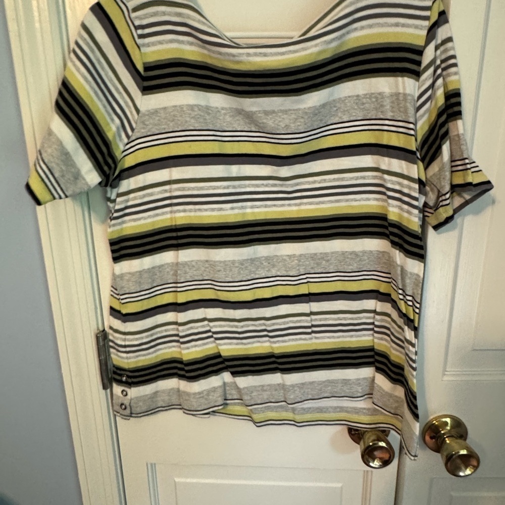 Women’s Cute Boat Neck Strped Short Sleeve Top. Like New. - Picture 4 of 5